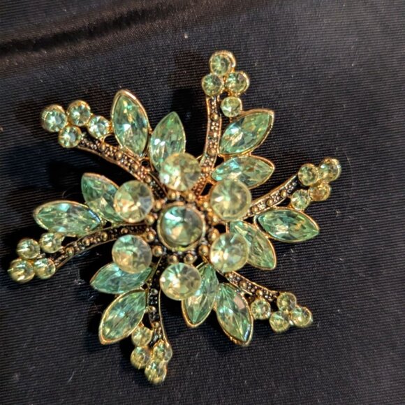 Green Rhinestone Gold-Tone Snowflake Brooch Sparkling Vintage Costume Jewelry Pi - Picture 3 of 5